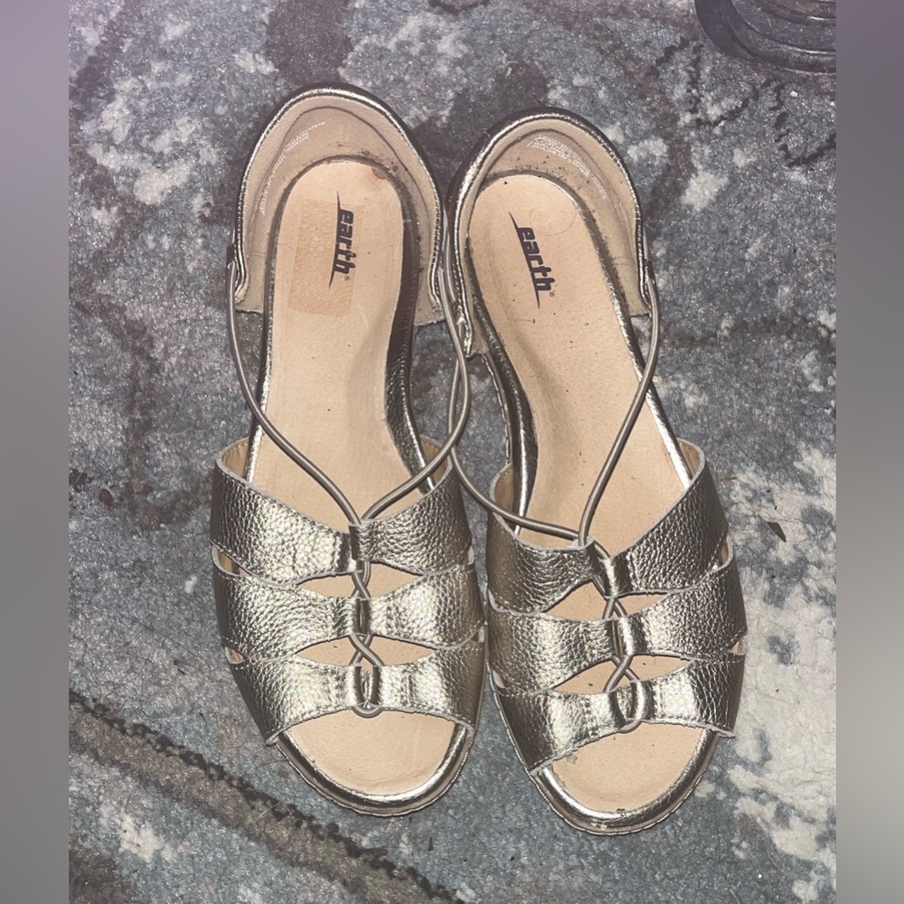 Earth Shoes "Aloha" Metallic Washed Gold Leather Gladiators 9D Wide